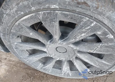 2024 Tesla Model Y Long Range Single Motor Rear-Wheel Drive/Rwd z USA, uszkodzony, nr VIN 7SAYGDED2RF027820